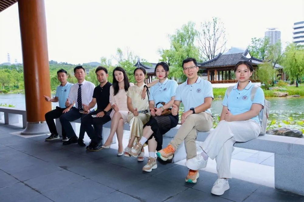 学员在园区中式凉亭合影
