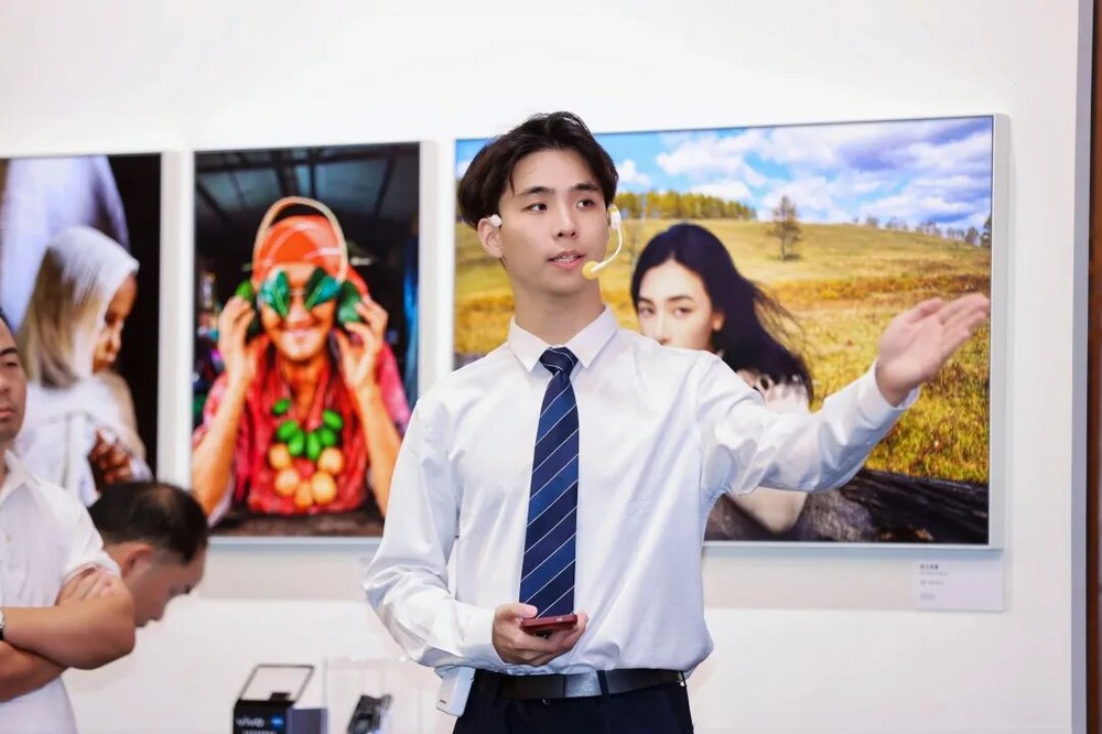摄影展观众驻足